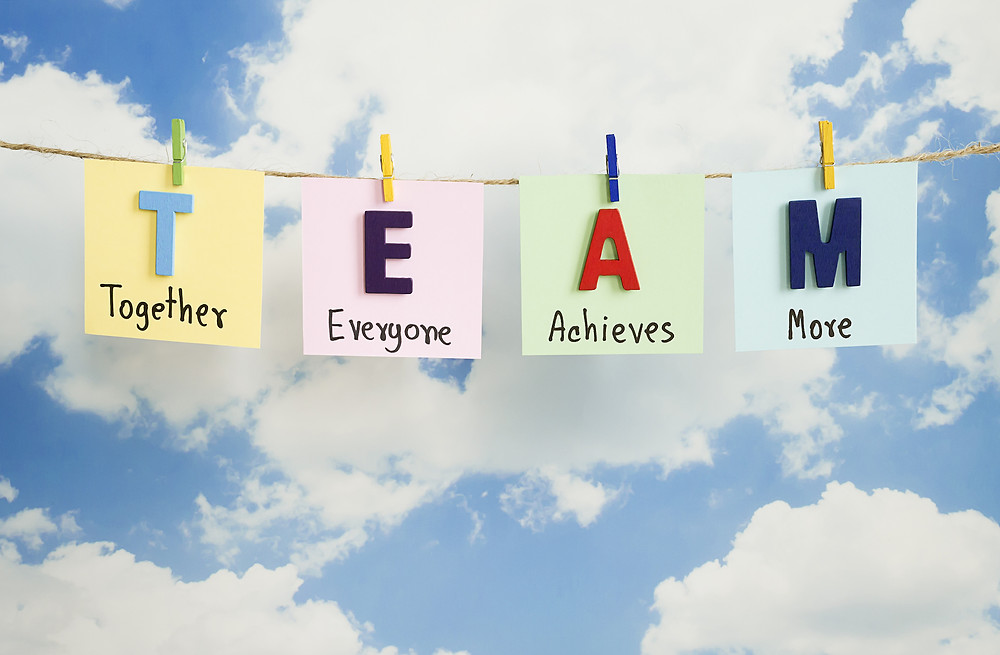 Der Artikel heißt: Kein Invest in die Führungsriege, dafür in die Zukunft. Das Bild zeigt Team: Together Everyone Achieves More.