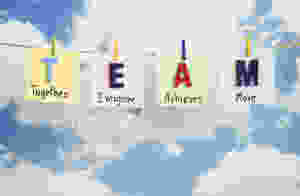 Der Artikel heißt: Kein Invest in die Führungsriege, dafür in die Zukunft. Das Bild zeigt Team: Together Everyone Achieves More.