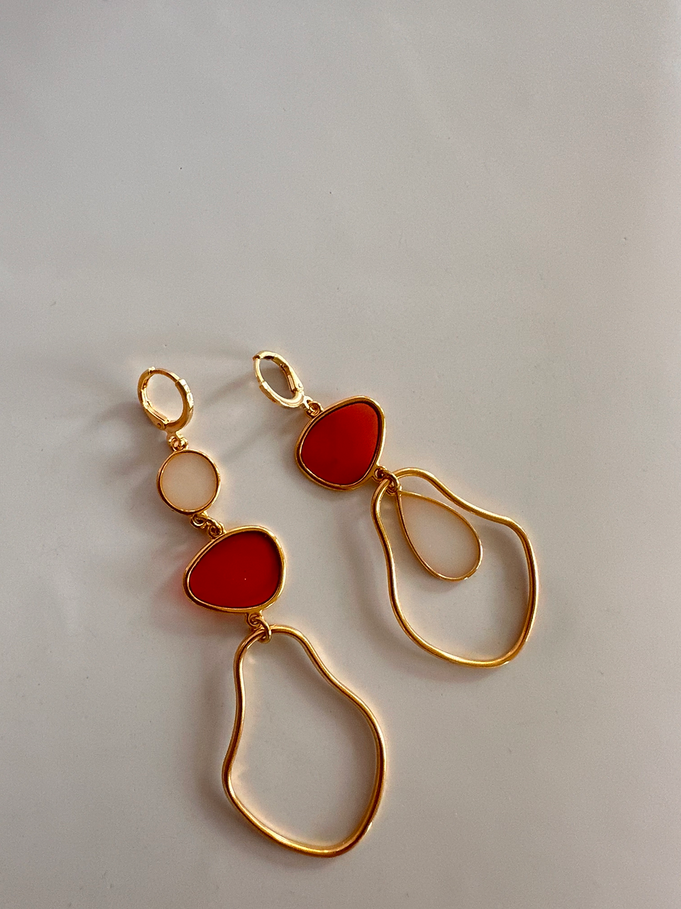 Thumbnail: Asymmetrische oorbellen ROOD+WIT