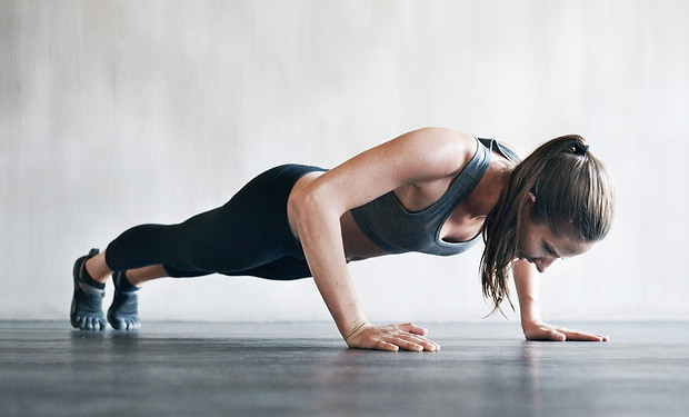 Mädchen tun Push-ups