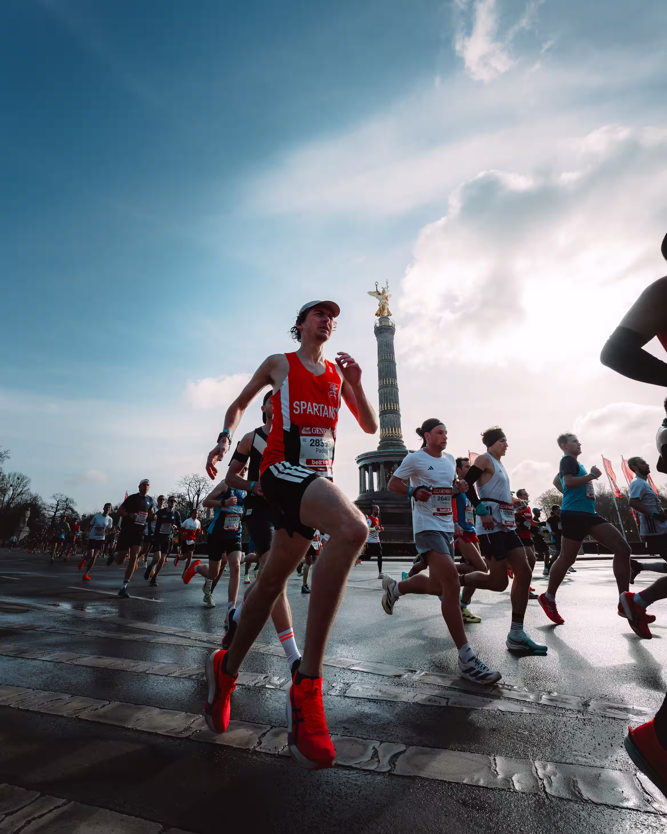 Runners in front of the Victory Tower in Berlin