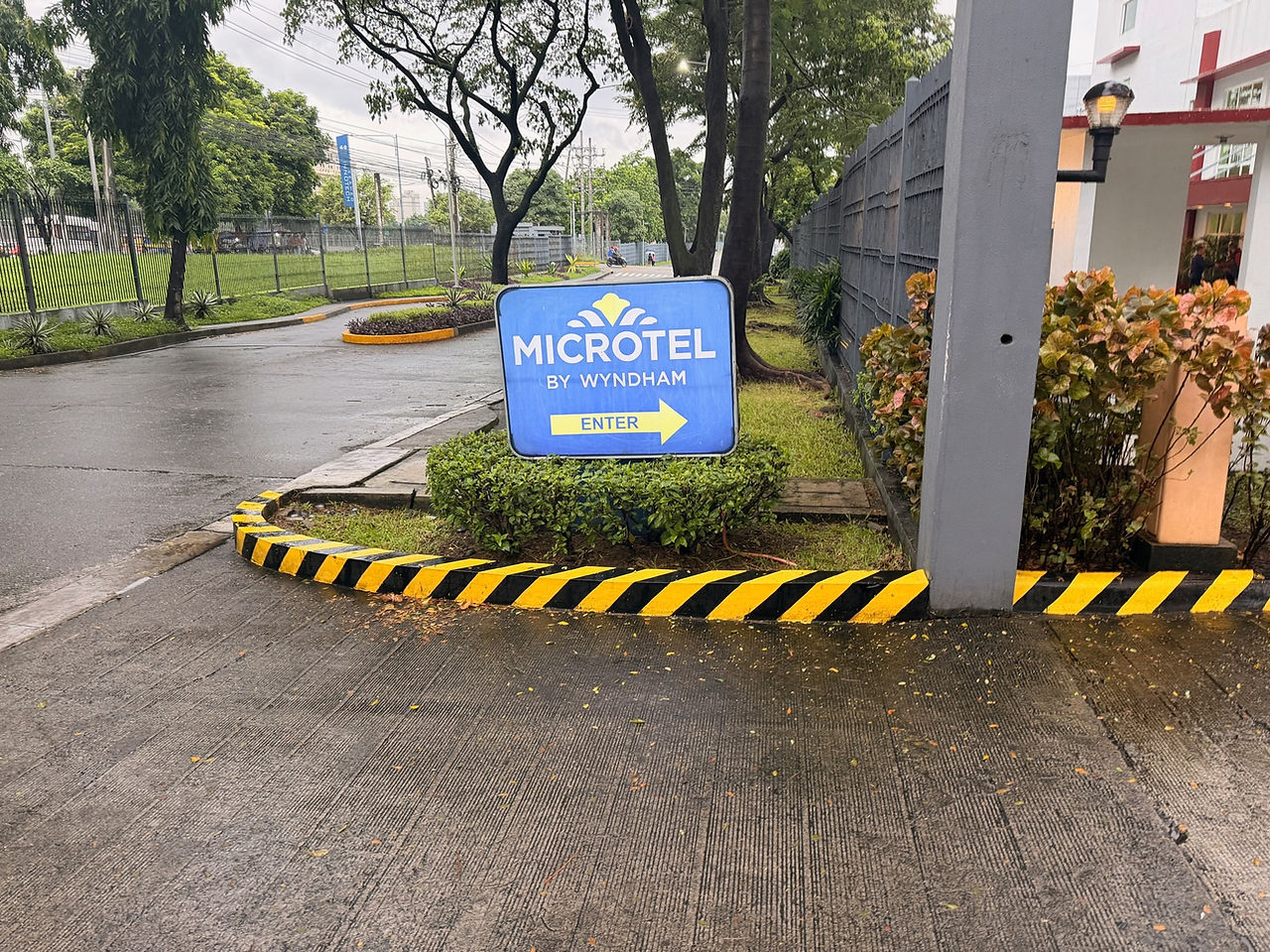 A welcome sign marks the team’s arrival in Manila.