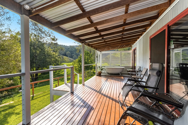 'Serenity' - spacious deck with creek views