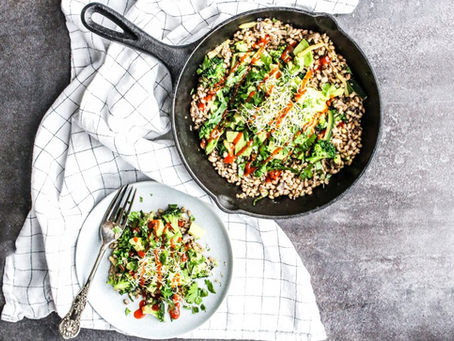 BYGG MEÐ GRÆNMETI, AVÓKADÓ & SRIRACHA SÓSU