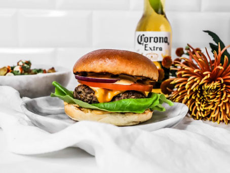 GÓMSÆTUR JALAPENO- & CHEDDAR BORGARI