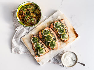 GRILLUÐ BLEIKJA MEÐ CAPERS SMJÖRI, STEINSELJU & SÍTRÓNU