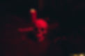 calavera-vela-luz-roja-oscura.jpg