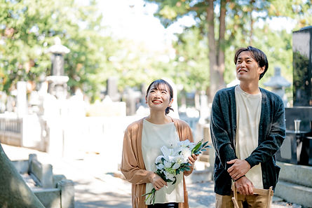 お墓参りする男女