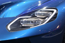 青い車のヘッドライト