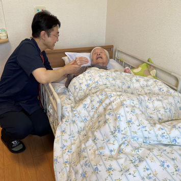 患者さんを診療する院長