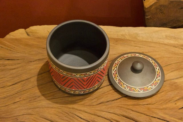 サムネイル： 手作り陶器　ダイ族織物文様　壺(レッド)　Aタイプ　桐箱入り
