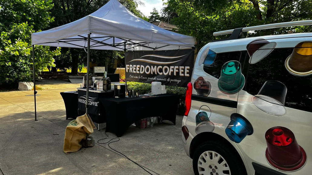 FREEDOMCOFFEE® présent à Lancy durant le marché estival de la place des Ormeaux, un rendez-vous de proximité consacré aux rencontres, aux échanges et à la découverte de nos cafés.