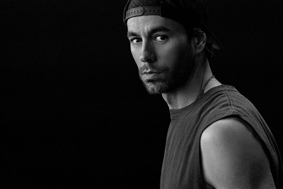 Ícone global Enrique Iglesias lança “Ooh Laka Laka La”, single em inglês e espanhol com o primeiro grupo de pop latino da HYBE, Santos Bravos