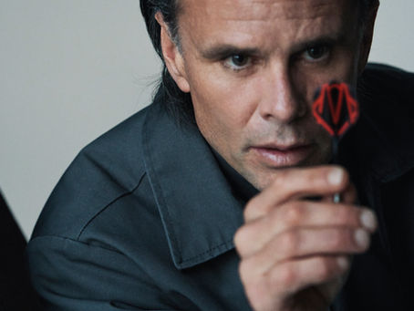 RIMOWA lança exclusiva case de dardos em alumínio com campanha estrelada por Walton Goggins