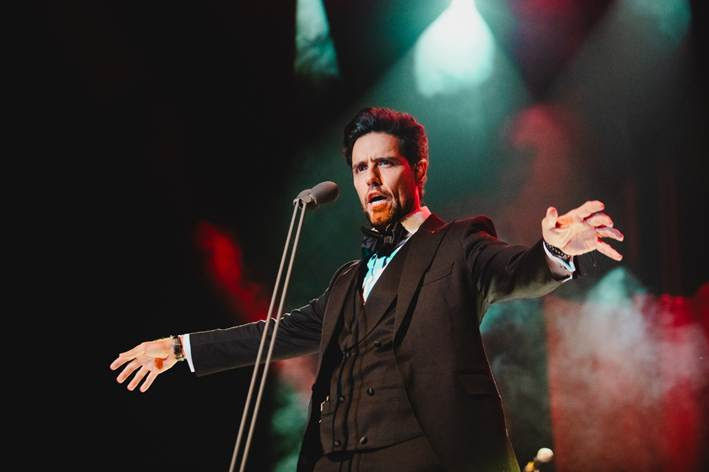 Thiago Arancam emocionou o público com clássicos das novelas brasileiras no Teatro Liberdade