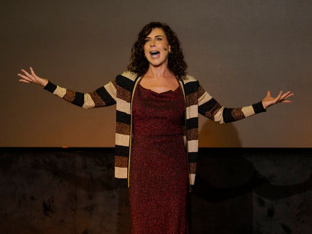Angela Dippe retorna aos palcos com a comédia “Da Puberdade à Menopausa” em curta temporada no Teatro das Artes