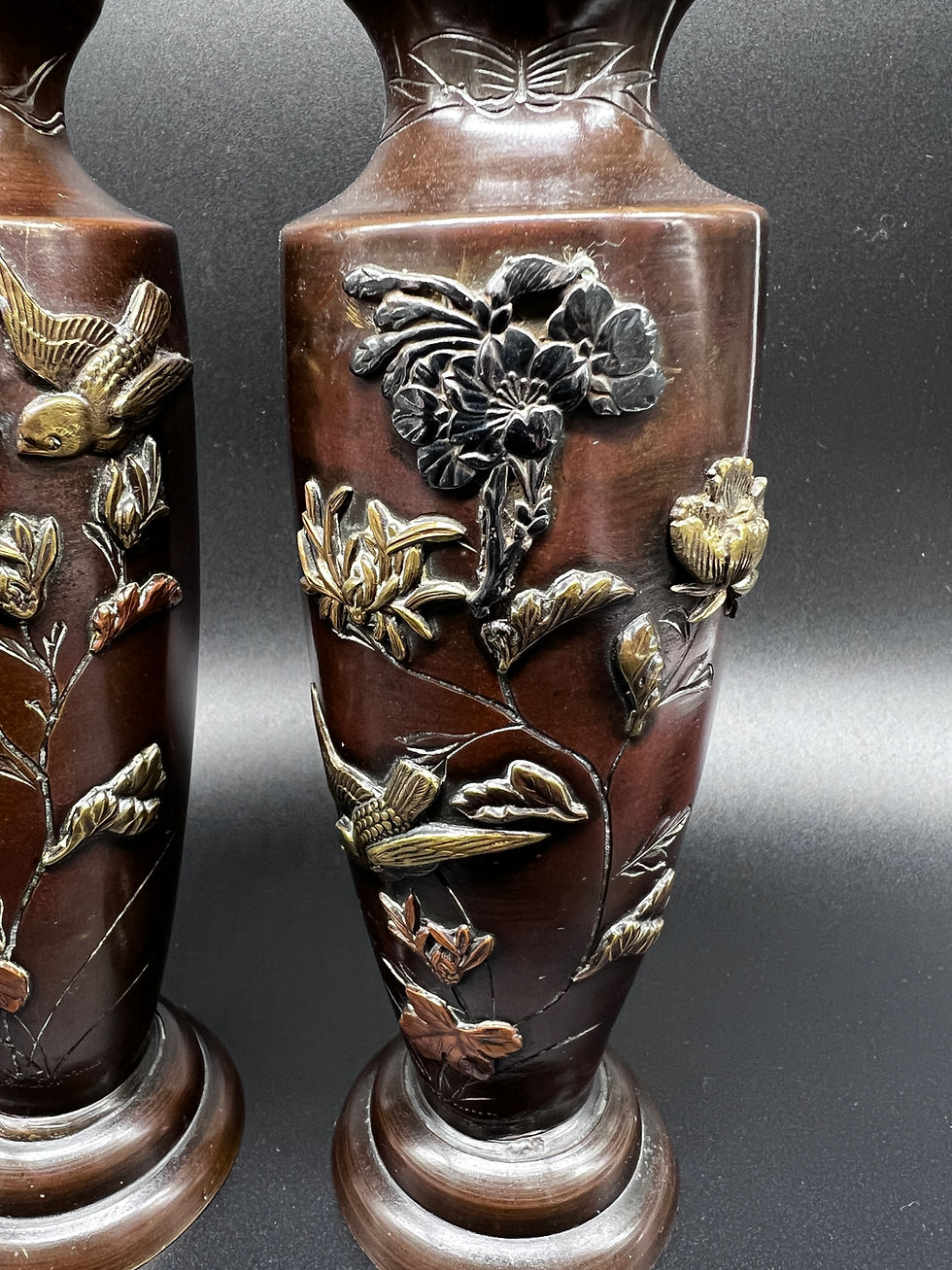 縮圖：Pair of Antique Japanese Bronze Vases with Birds & Floral Relief Decoration