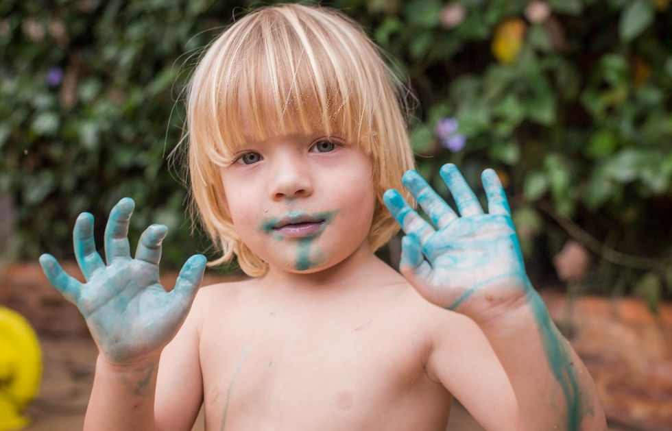 criança com mãos sujas