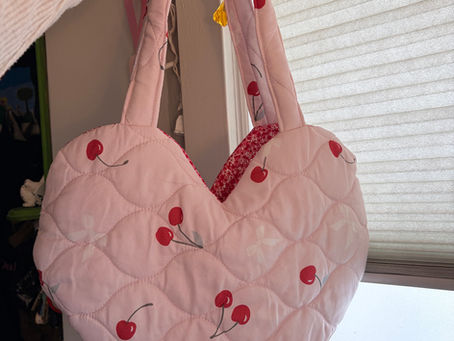 Make your own heart shape tote bag with this free pattern and tutorial