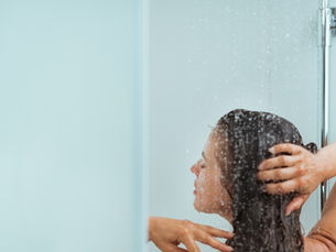 Banho quente faz mal para a pele? Entenda como a água quente prejudica a barreira cutânea no inverno