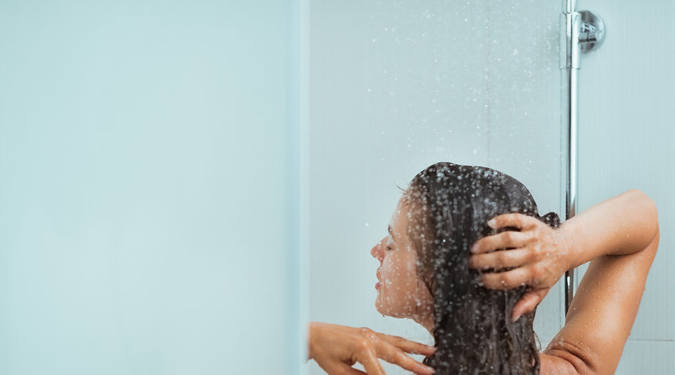 Banho quente faz mal para a pele? Entenda como a água quente prejudica a barreira cutânea no inverno