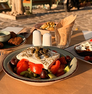 Pinoklis_restaurant_paros_greeksalad_edi