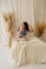 Familienporträt mit Neugeborenem in den Armen der Eltern in Wiesbaden.