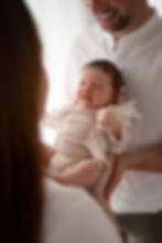Neugeborenes mit Mama und Papa in einem liebevollen Familienporträt in Wiesbaden.