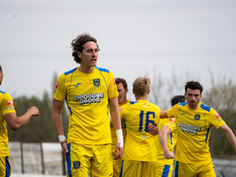 Lewis Earl signs contract