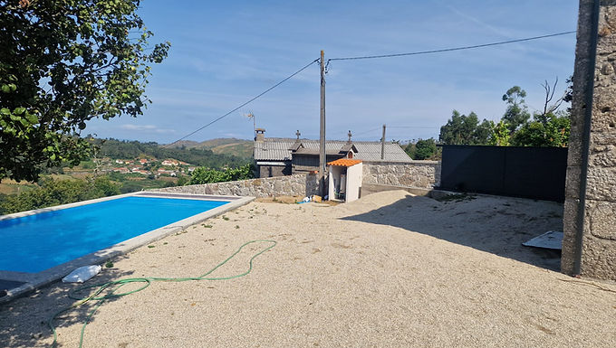 Casa do Tojal com 3 quartos, inserida numa aldeia tranquila, rodeada pela natureza. Moradia totalmente remodelada, ideal para relaxar, desligar da rotina e explorar o património cultural e a gastronomia local.