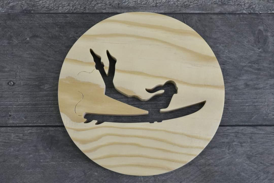 Surfeuse chantourné