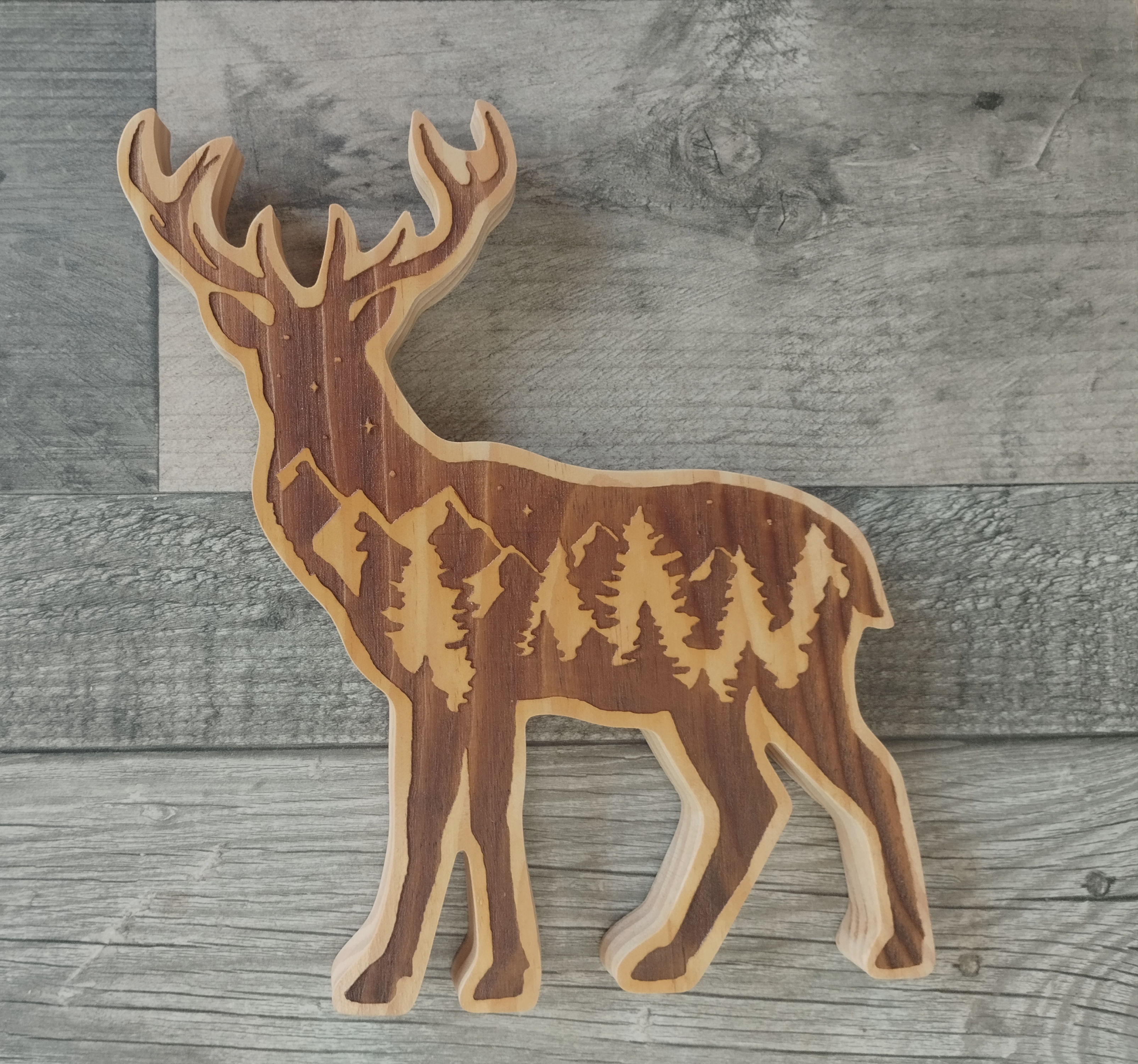 Cerf avec gravure montagne et forêt
