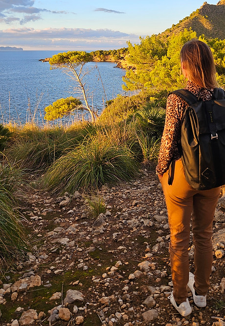 Anne beim Wandern an der Küste – Bewegung im Alltag bei ADHS