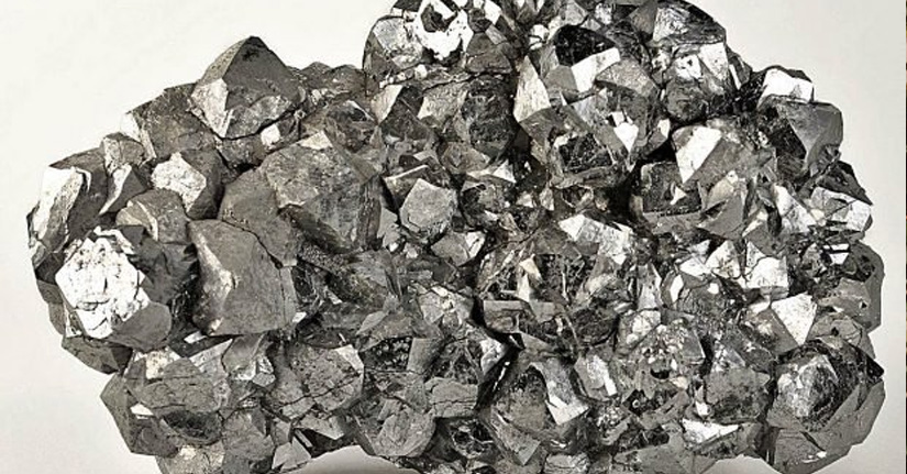 🥈 Plata: La Doble Naturaleza del Metal Que Oscila entre el Refugio y la Demanda Industrial Verde