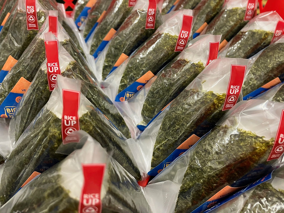 Mehrere Reihen von verpackten RiCE UP Onigiri