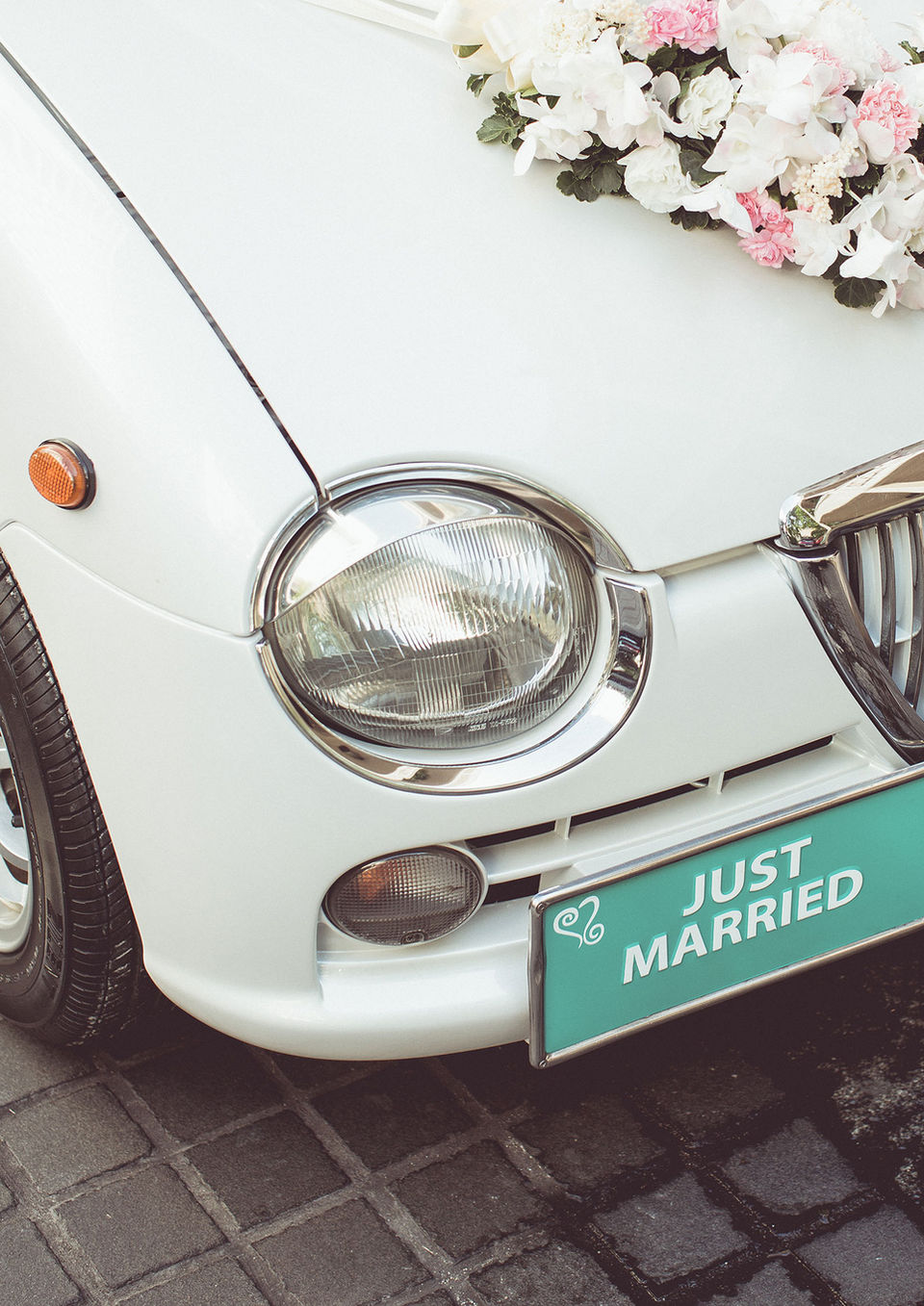 Wedding Photography Blake Ferguson depicts a Classic Car with Licence Plate Reading Just Married in Ontario, Canada.