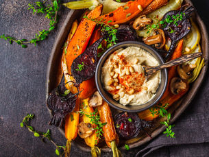 Antipasto platter with hummus an roasted vegetables