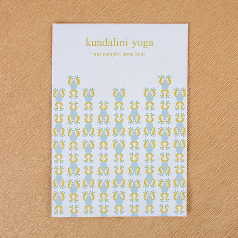 Postkarte für Kundalini Yoga mit einem Surface-Pattern mit vielen Fröschen.