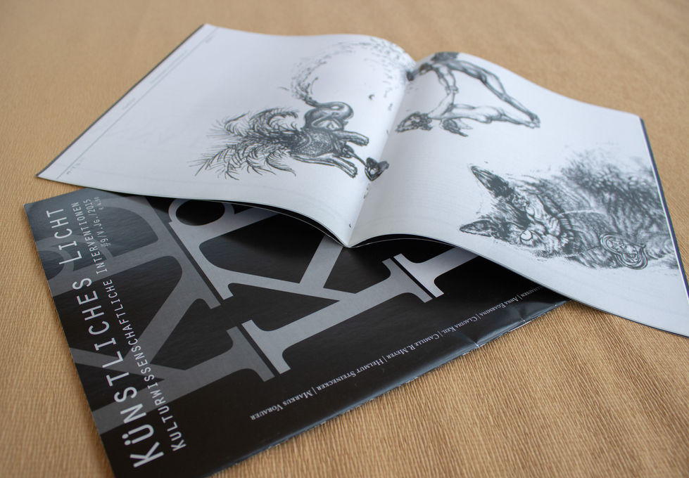 Schwarz-weiße Ballpoint-Pen-Zeichnung in aufgeklappter Zeitschrift mit Katze, Engel und Elefant.