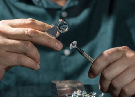 Diamante sendo analisado com lupa