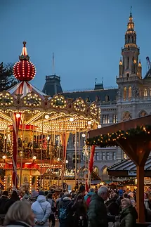 Christkindlmarkt-Rathausplatz-Vienna-christmas-market-carousel-city-hall-at-night-scaled.w