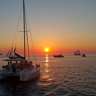 santorini-excursion-aethrio-hotel-catamaran-sunset-1024x686.jpeg