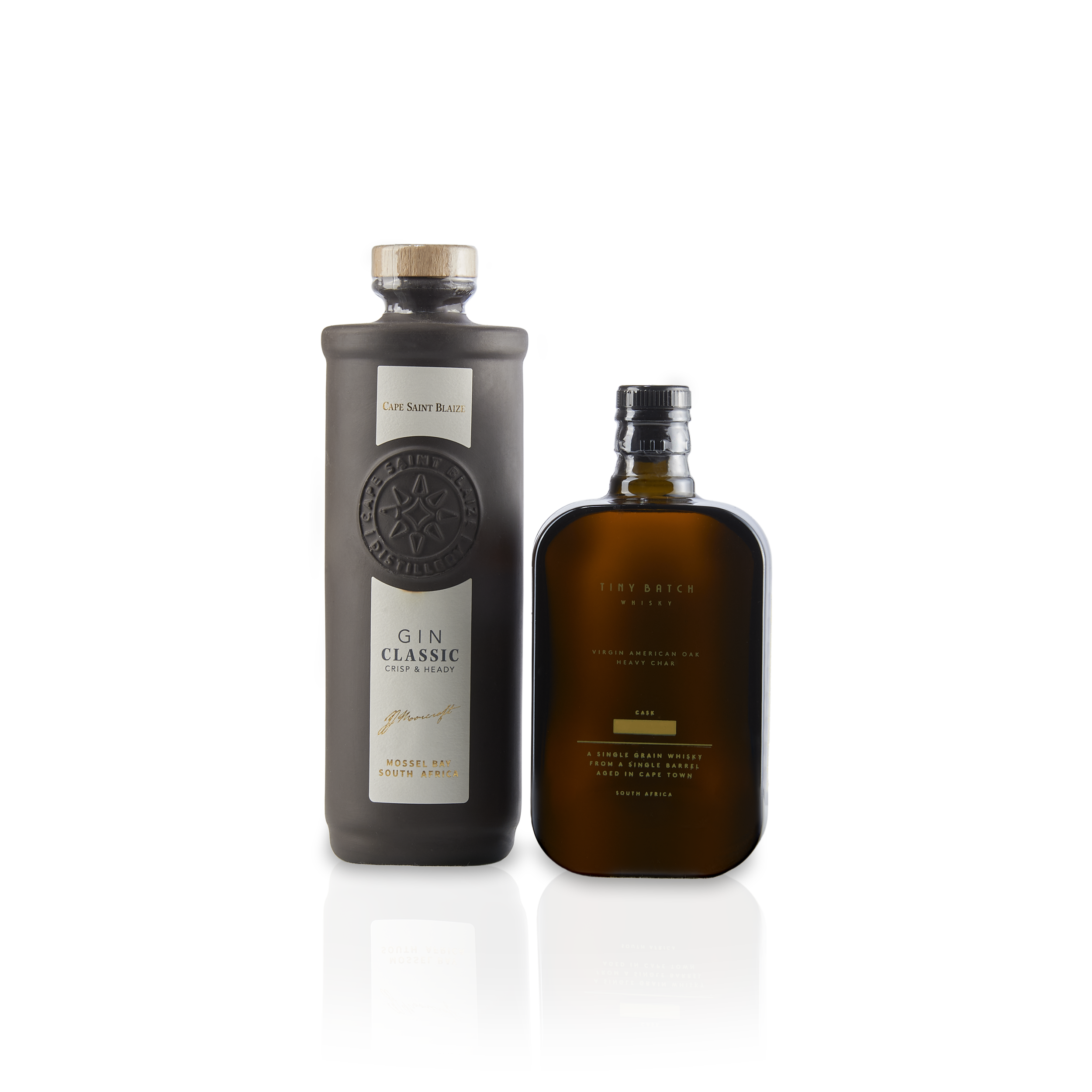 Egy üveg Cape Saint Blaize Classic Gin és egy  üveg P&S Tiny Batch Medium Char Whisky