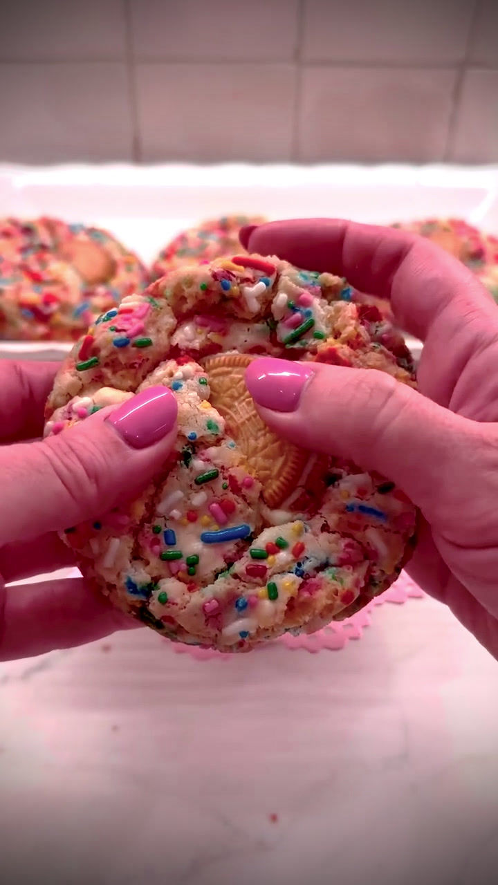 Thumbnail: 🎉 Golden Oreo Funfetti Cookie 🎉