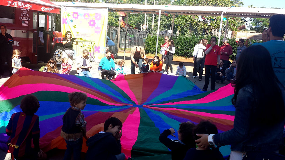Todos juntos brincando