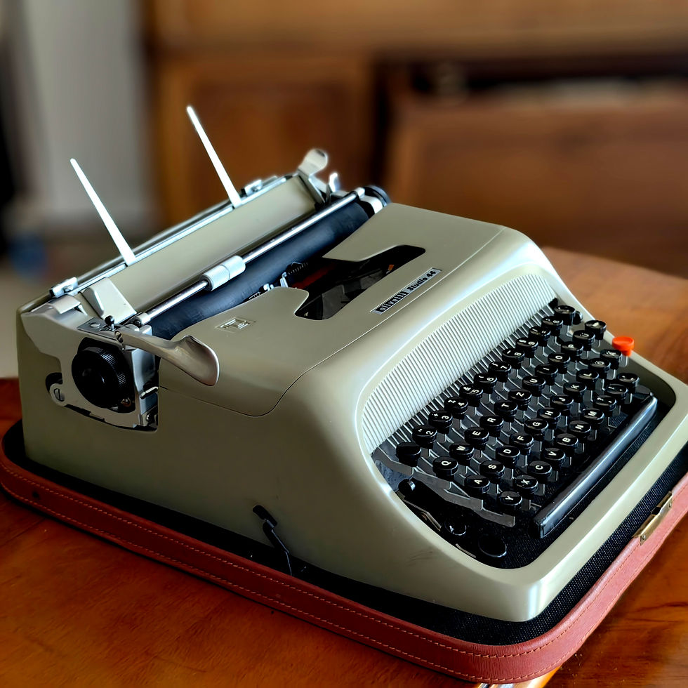 Küçük resim: Vintage İspanya  Üretimi  Olivetti Studio 44 Marka Çanta Dakt
