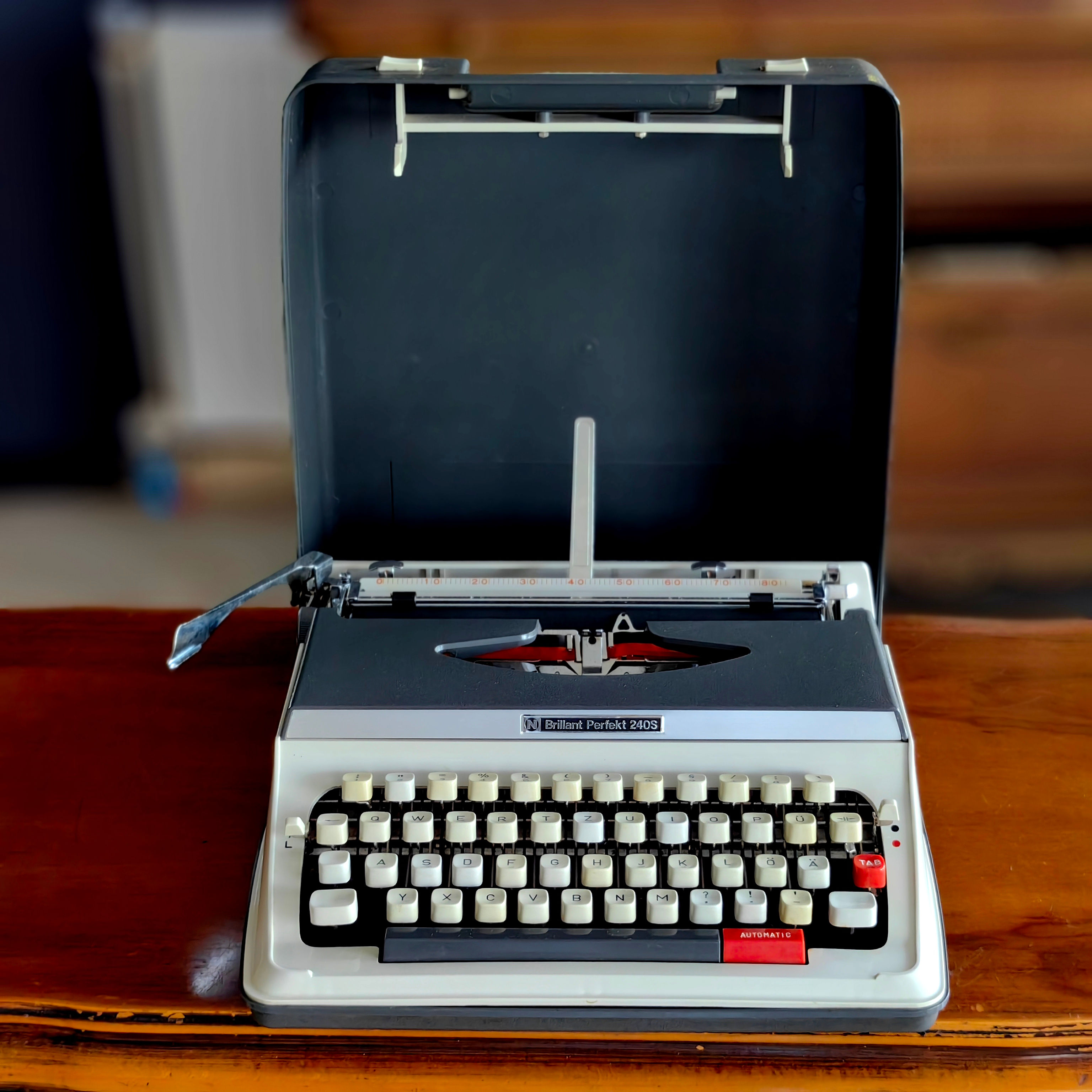 Vintage Almanya Üretimi Necermann Brillant Perfec Marka Çanta Daktilo 1960/70