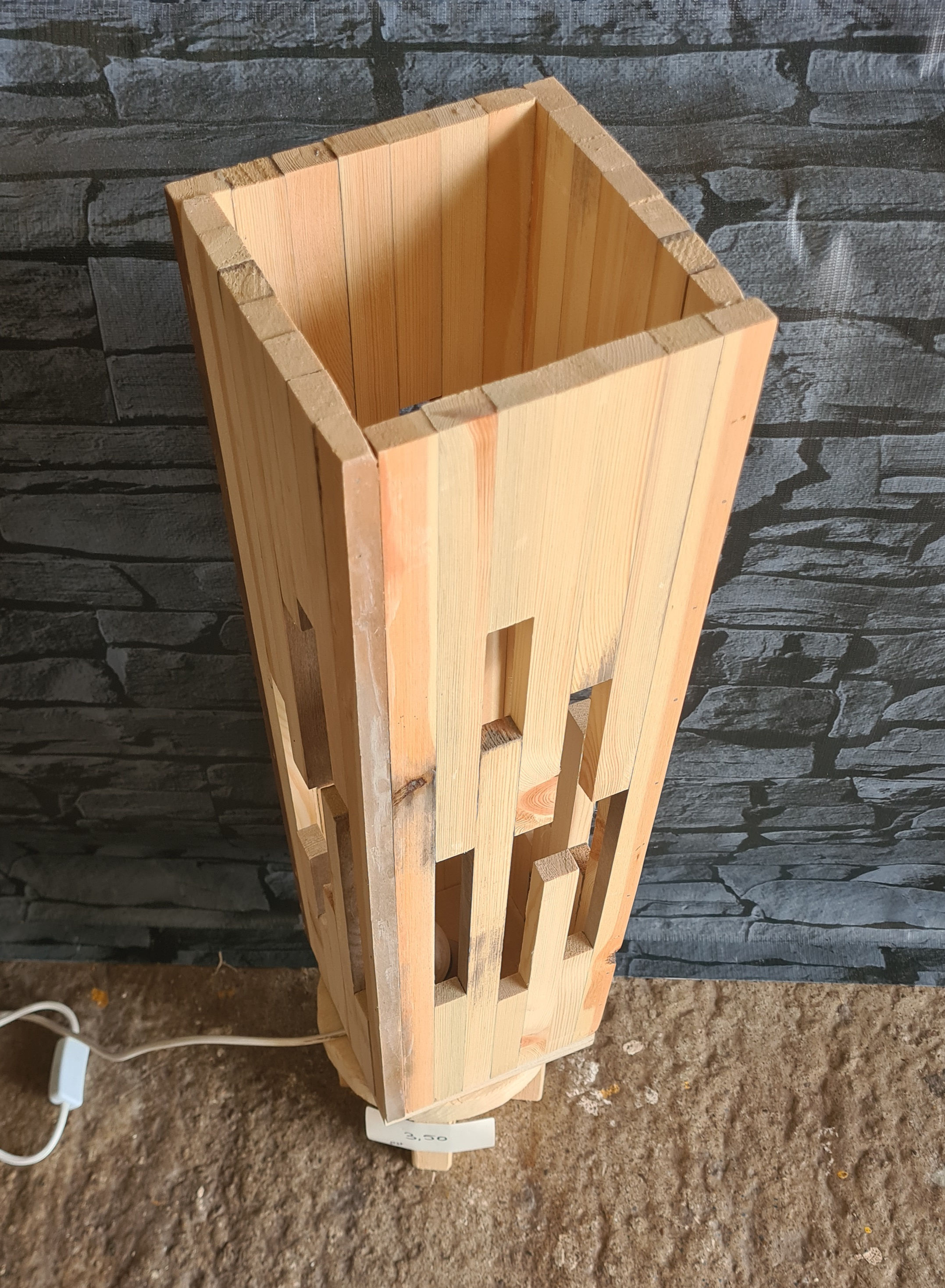 Unieke Houten Lamp – Lichtpunt met Karakter