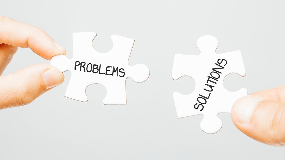 Peças de quebra cabeça com as palavras problema e solução escritas, mostrando as possibilidades de risco e oportunidades tributárias que o diagnóstico fiscal apresenta