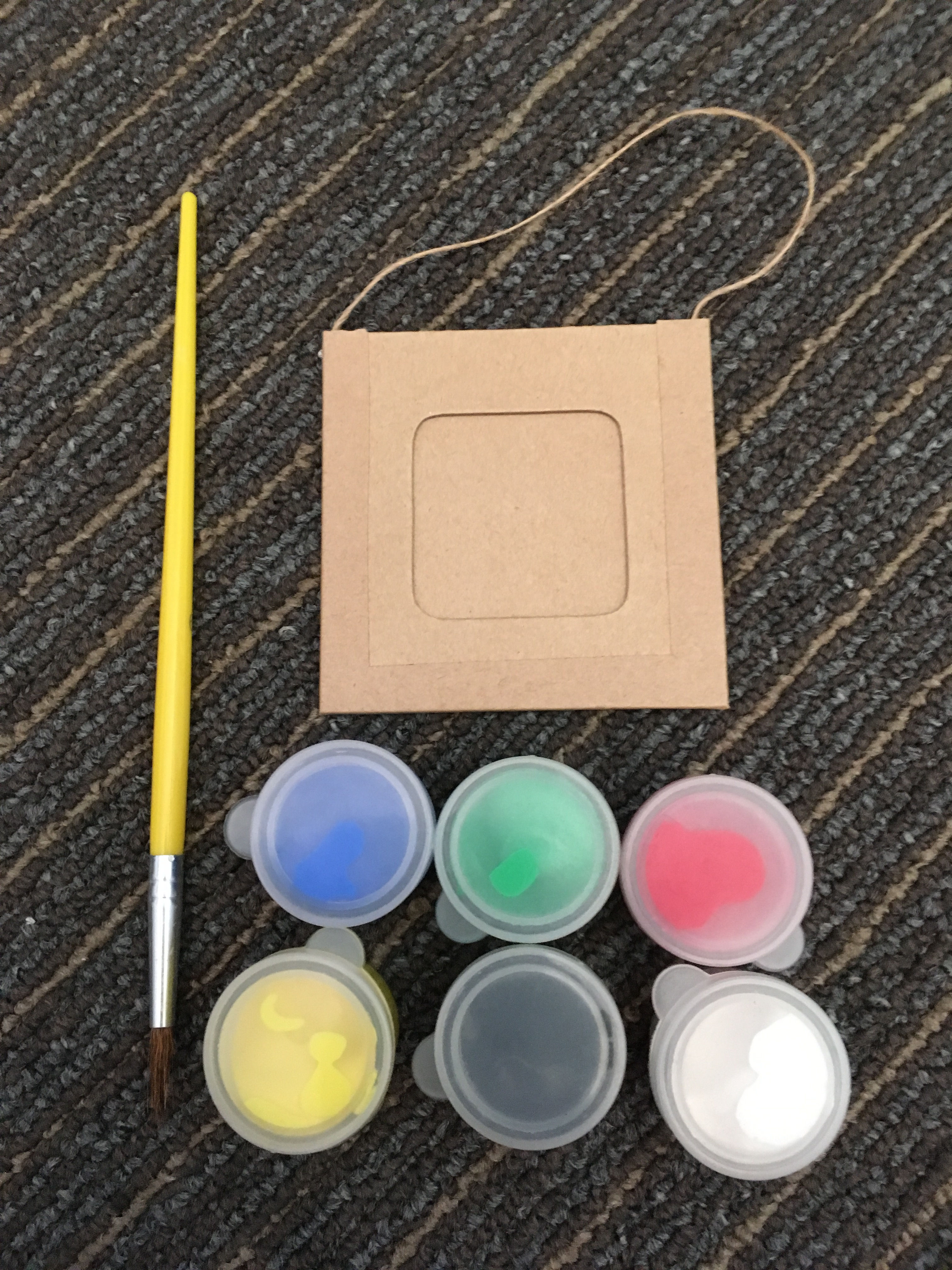 Mini photo frames with paint set